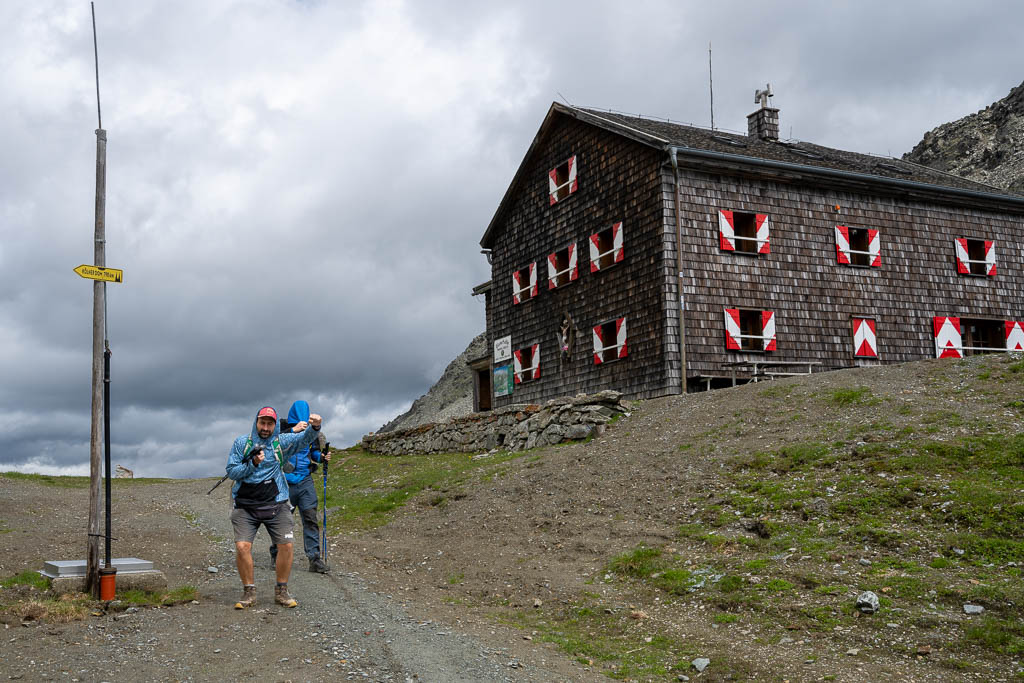 Wandergruppe beim Abstieg von der Glorer Hütte