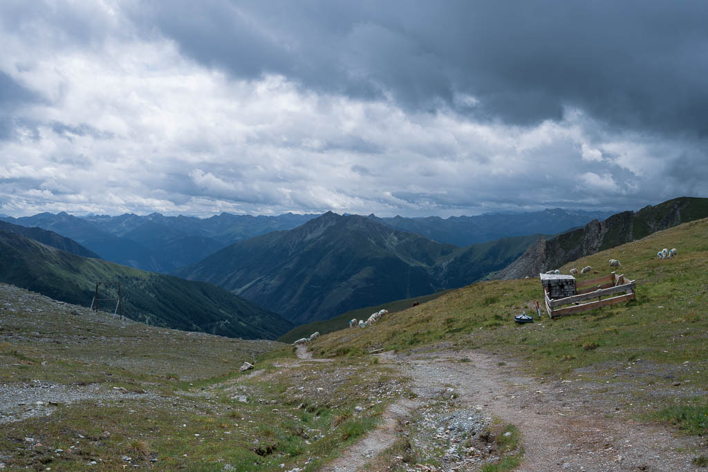Blick vom Abstieg zum Lucknerhaus auf die Berglandschaft
