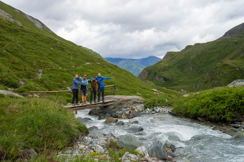 Wandergruppe beim Überqueren eines Bergbachs