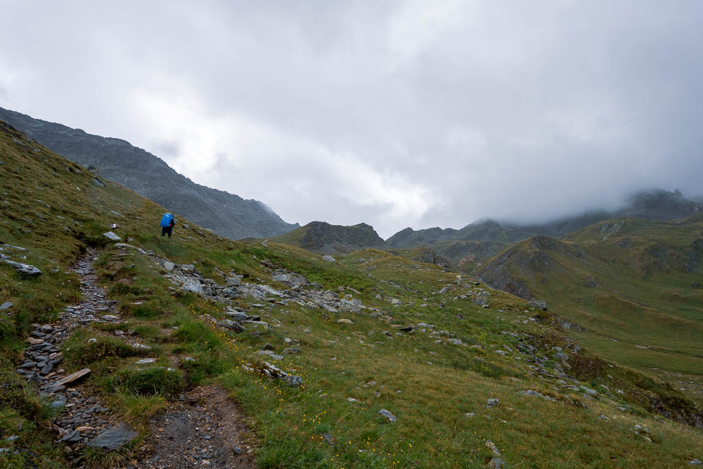 Wanderweg im alpinen Gelände auf dem Weg zur Glorer Hütte