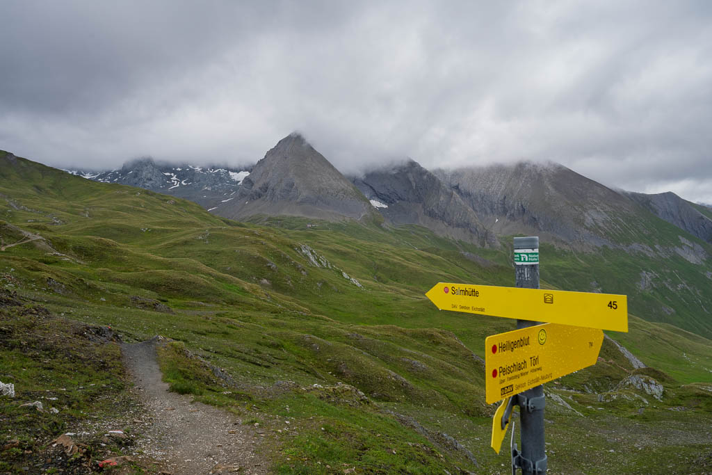Wegweiser zur Salmhütte und Glorer Hütte