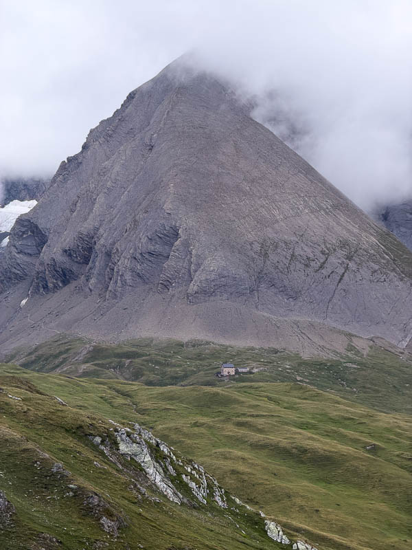 Blick zur Salmhütte in den Bergen bei tiefen Wolken