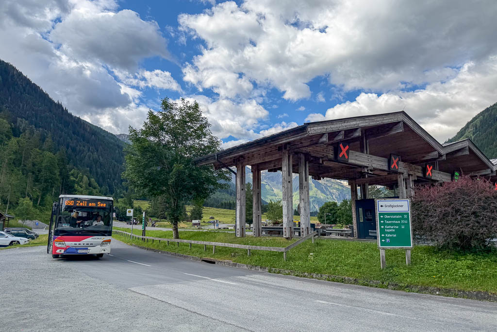 Bus an der Mautstation Ferleiten zur Großglockner-Hochalpenstraße