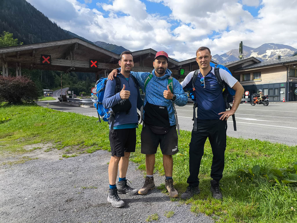 Vier Wanderer beim Start der dritten E10-Etappe in Ferleiten