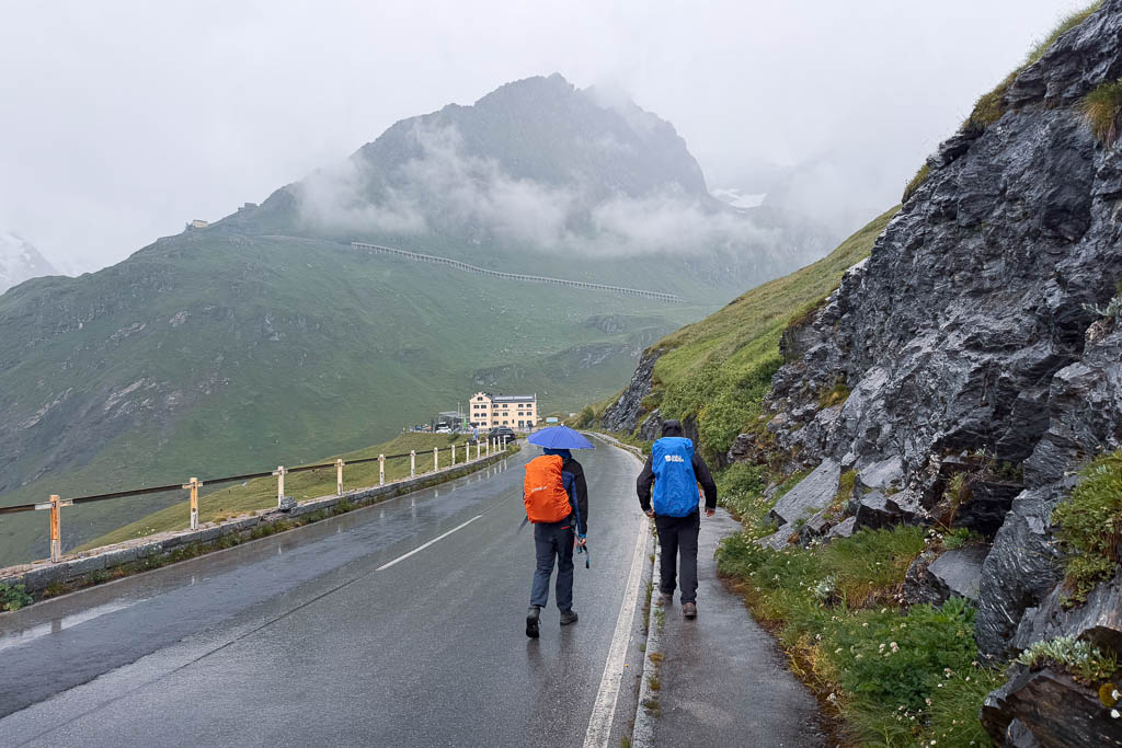 Wanderer auf der regennassen Großglockner Straße beim Glocknerhaus