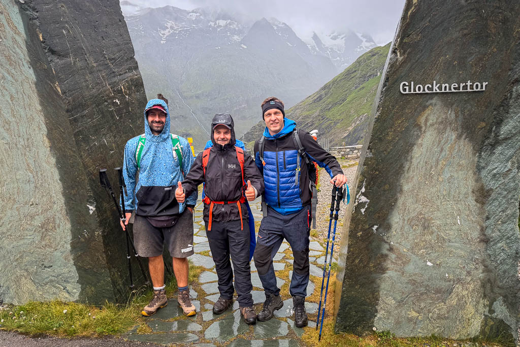 Wandergruppe vor dem Glocknertor am Glocknerhaus