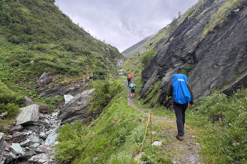 Wanderer auf dem Glocknerweg entlang des Leiterbachs