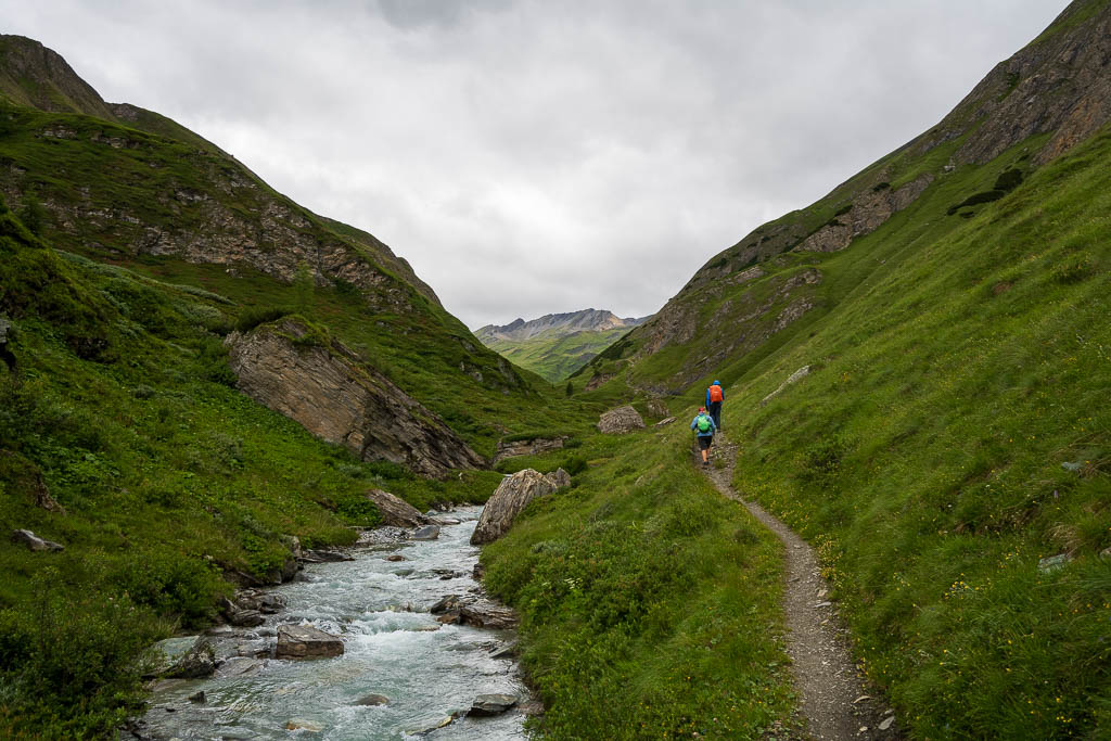 Wanderweg entlang des Leiterbachs durch ein grünes Hochtal