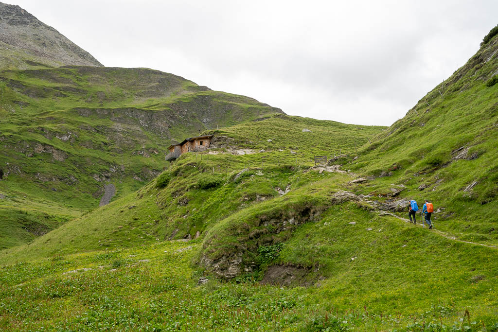 Wanderer auf dem Glocknerweg im alpinen Gelände