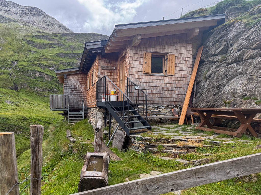 Kleine Hütte am Hang oberhalb des Leiterbachs