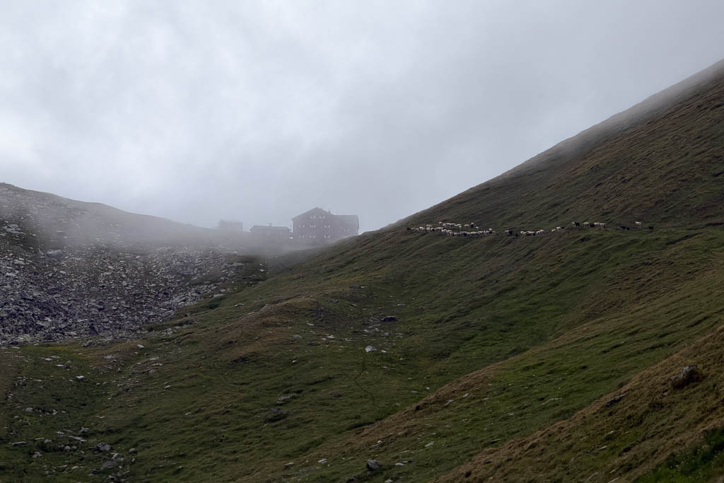 Glorer Hütte in den Bergen bei Regen und tiefen Wolken