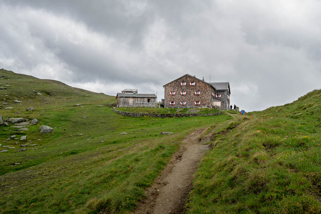 Glorer Hütte auf einer grünen Almwiese
