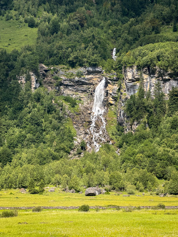 Berglandschaft und Wasserfälle im wildromantischen Käfertal