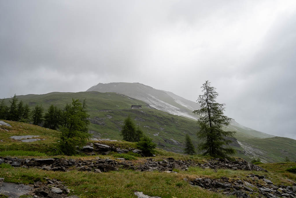 Karl Volkert Haus in den Bergen bei tiefen Wolken