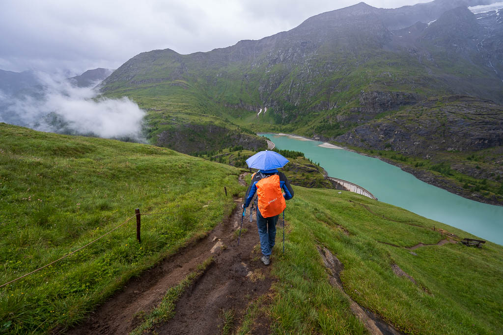 Wanderer mit Rucksack oberhalb des Margaritzenstausees
