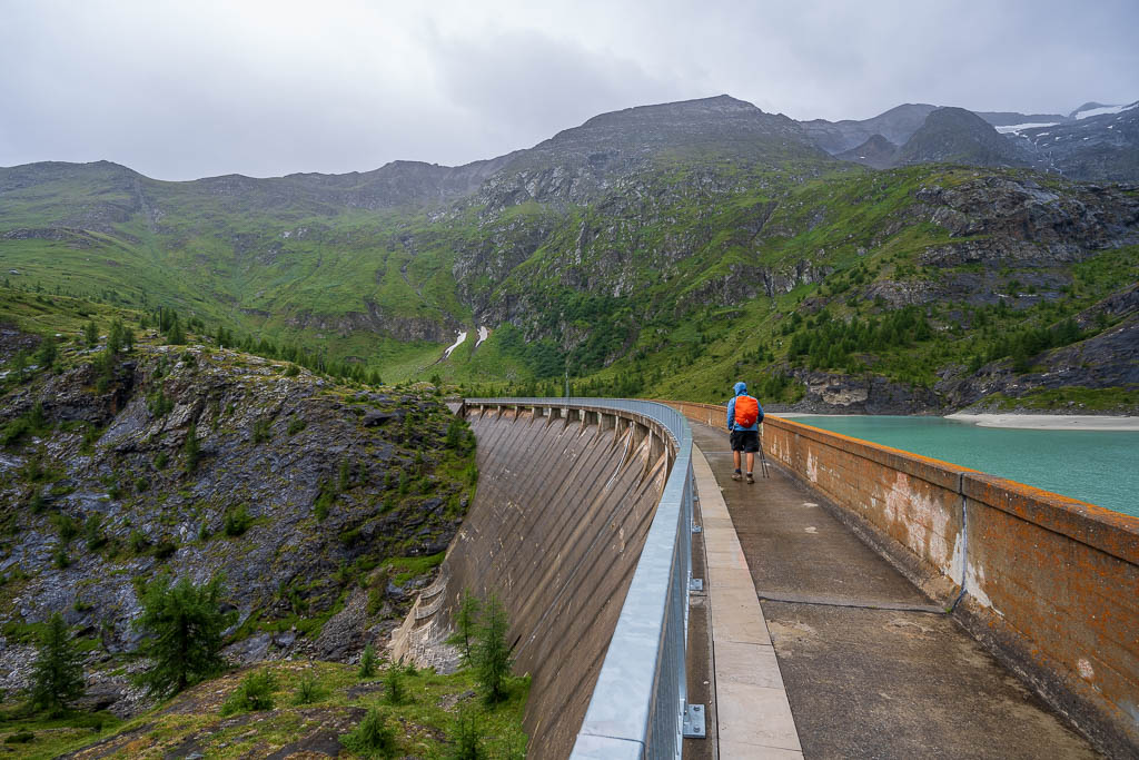 Wanderer auf der Staumauer des Margaritzenstausees