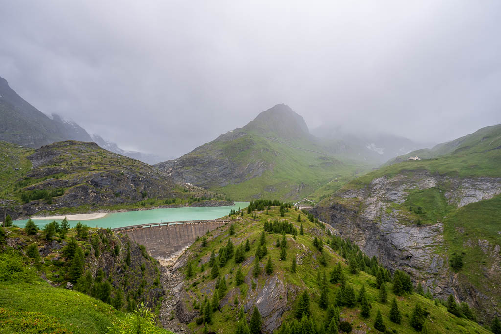 Margaritzenstausee mit Berglandschaft und tiefen Wolken