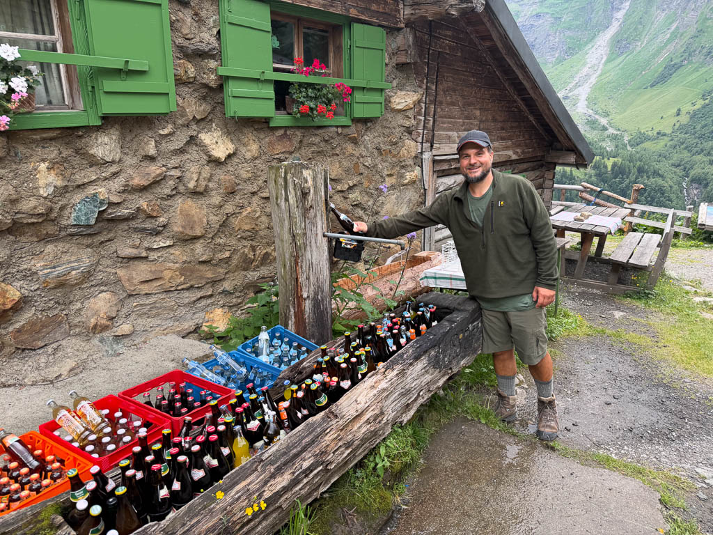 Rast mit gekühlten Getränken an der Trauneralm