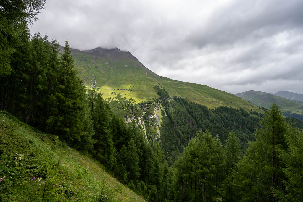 Wanderweg durch die alpine Landschaft Richtung Kaiser-Franz-Josefs-Höhe