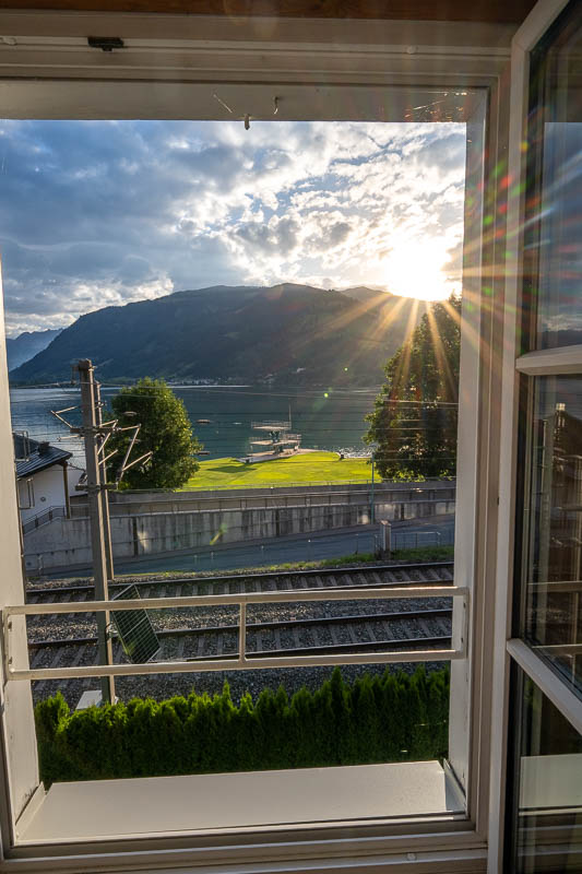 Blick aus dem Seehotel Sissi in Zell am See auf die Bahnstrecke