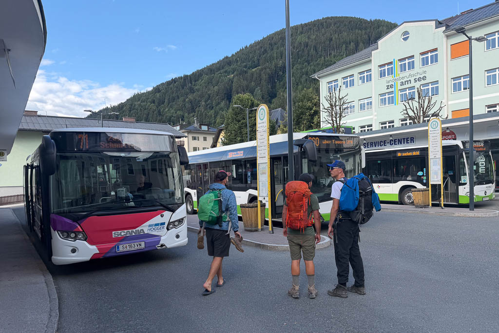 Bushaltestelle am Postplatz in Zell am See vor der Fahrt nach Ferleiten