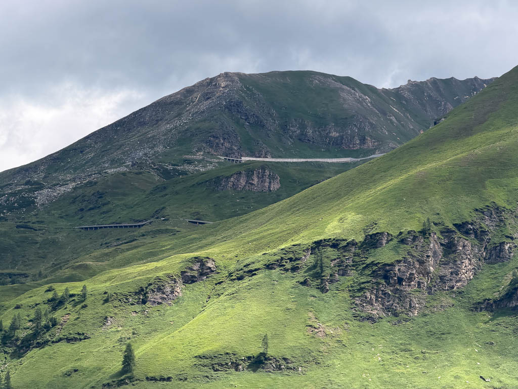 Blick vom Aufstieg zur Pfandlscharte in Richtung Großglockner-Hochalpenstraße