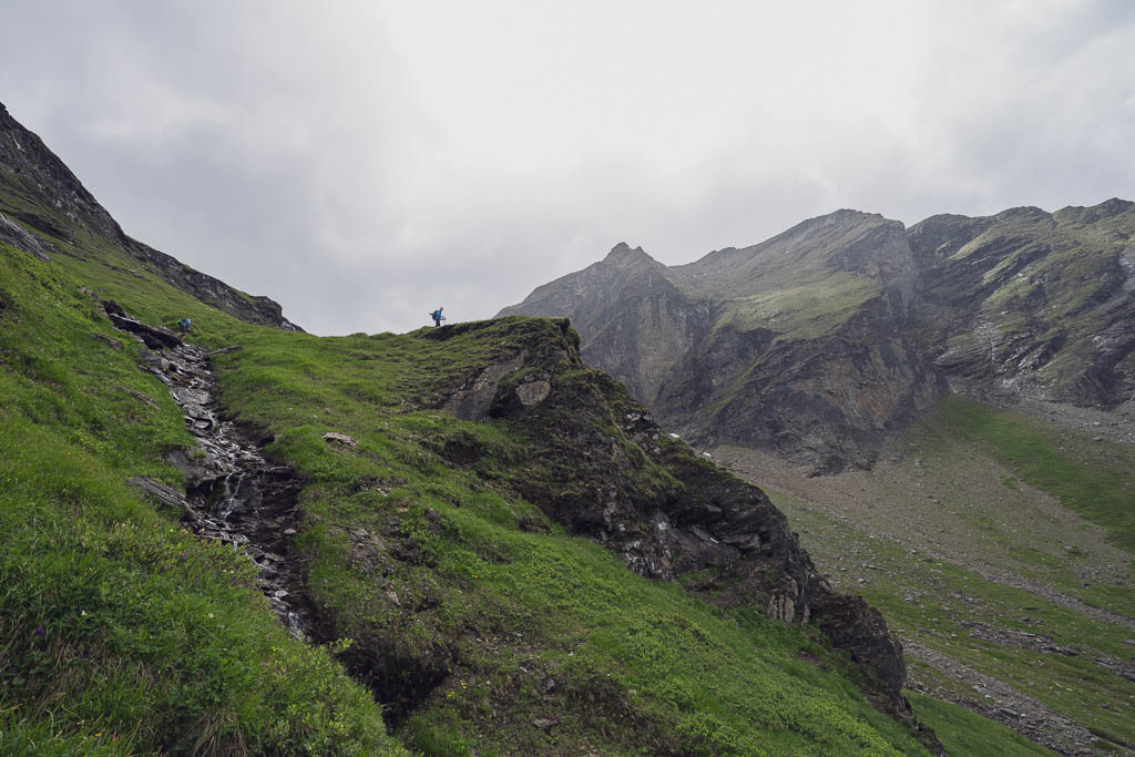 Wanderer beim Aufstieg durch die Berglandschaft zur Pfandlscharte