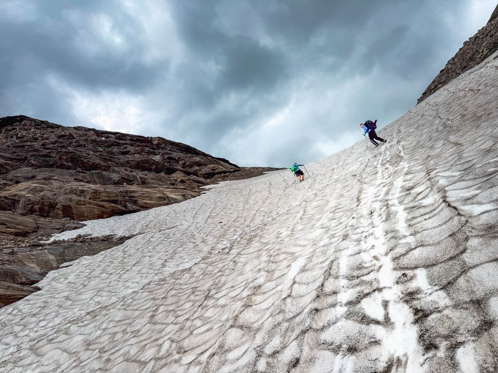 Steiler Aufstieg über Schnee zur Unteren Pfandlscharte