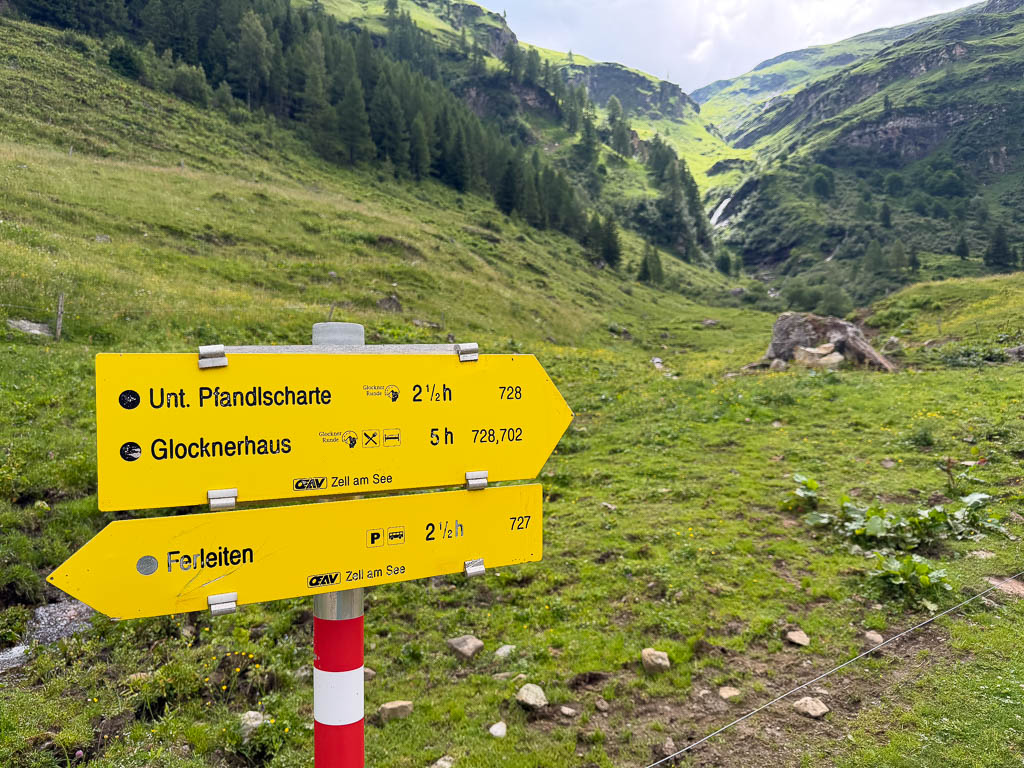 Wegweiser an der Trauneralm zur Unteren Pfandlscharte