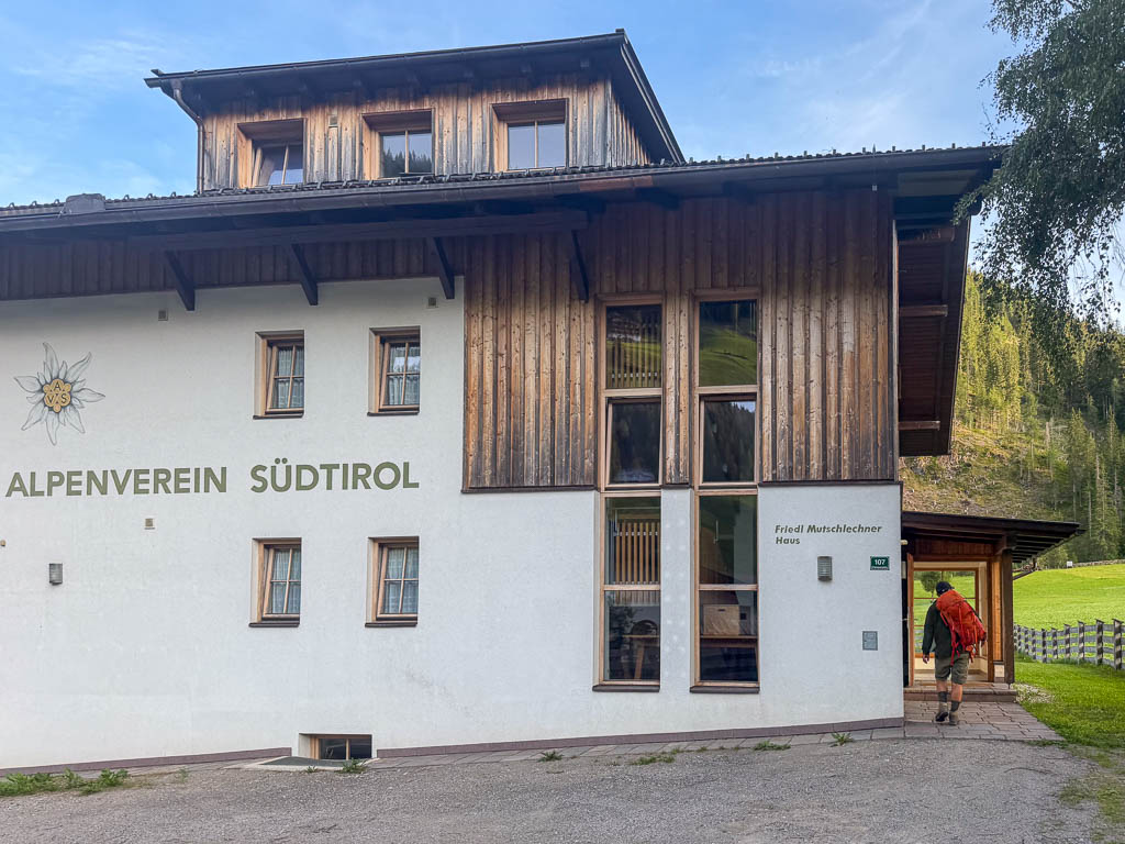 Außenansicht des AVS-Bergheims Friedl Mutschlechner in Innervillgraten.