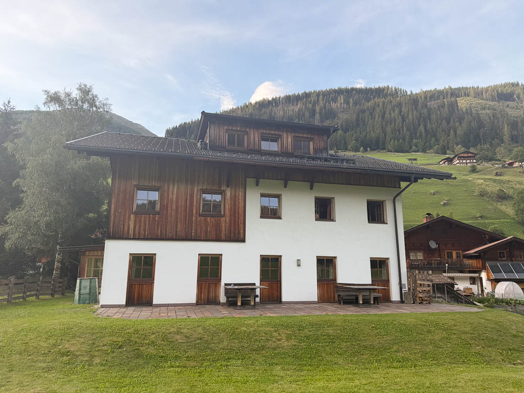 Innenansicht des Alpenvereinshauses Friedl Mutschlechner in Innervillgraten.
