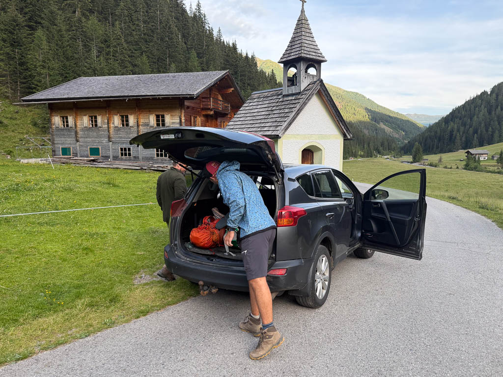 Ein hilfsbereiter Autofahrer nimmt die Wanderer auf dem Weg nach Innervillgraten mit.