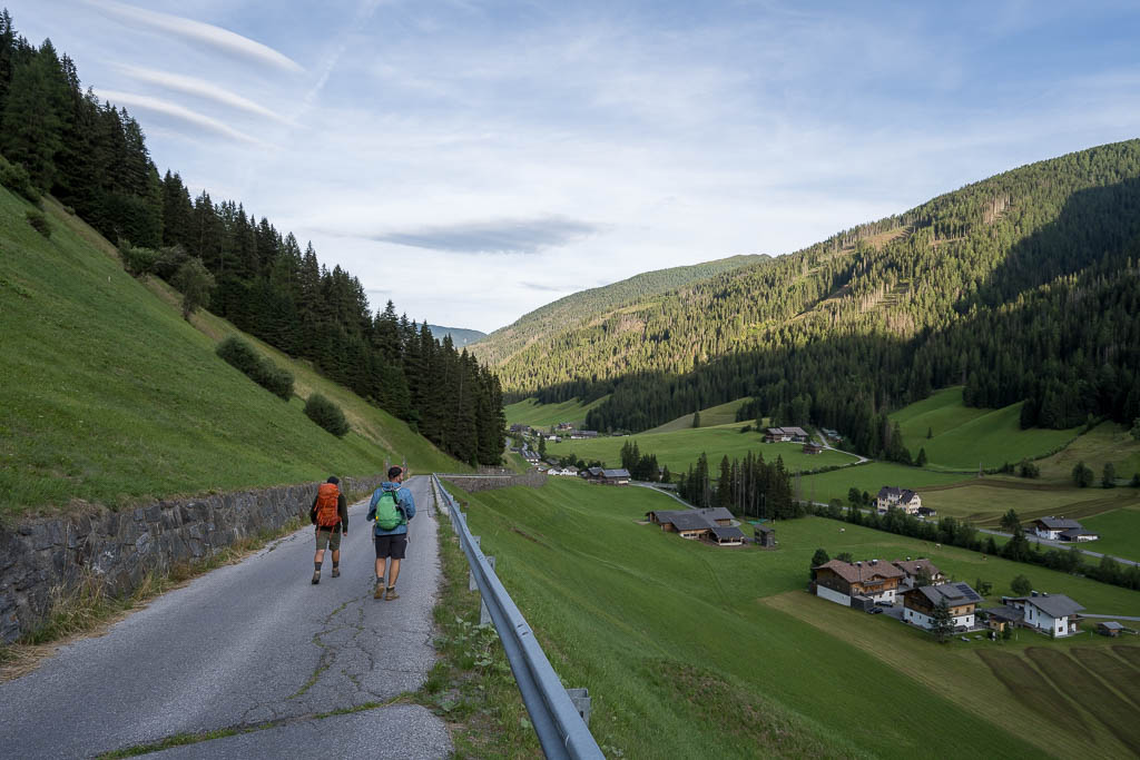 Die Wanderer gehen die letzten zwei Kilometer zu Fuß hinunter nach Innervillgraten.