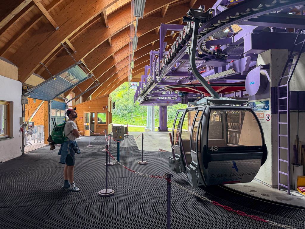 Die milchfarbene Kabinenbahn fährt hinauf zur Brunnalm im Defereggental.