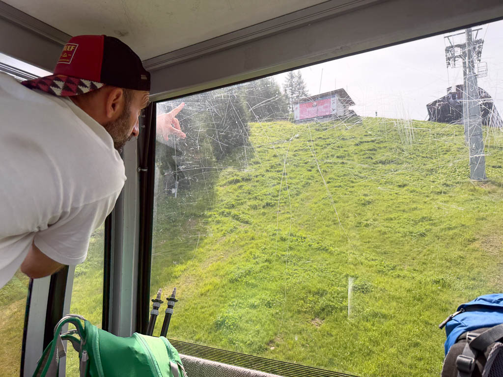Blick aus der Seilbahn kurz vor der Ankunft an der Brunnalm.
