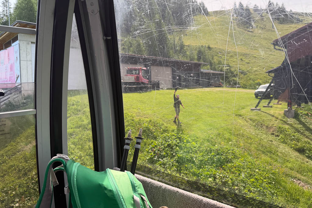Matti taucht überraschend ebenfalls an der Seilbahnstation auf.