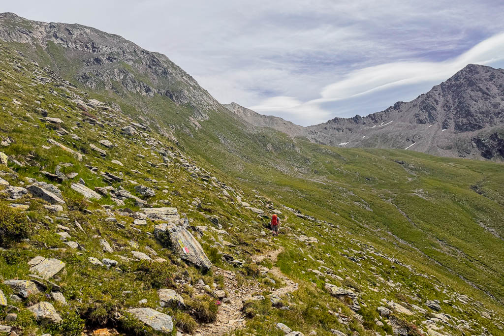 Schmaler Pfad durch eine weitläufige Gerölllandschaft in den Villgratner Bergen.