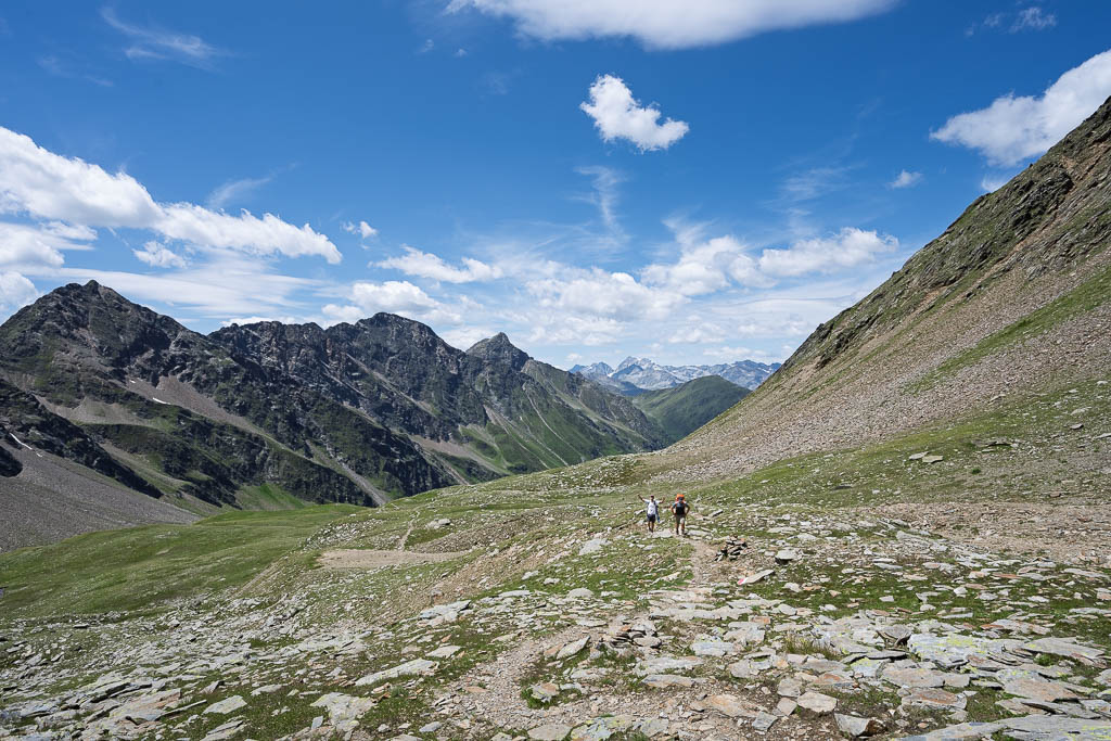 Die Wandergruppe steigt durch das steinige Hochgebirge in Richtung Großes Degenhorn.