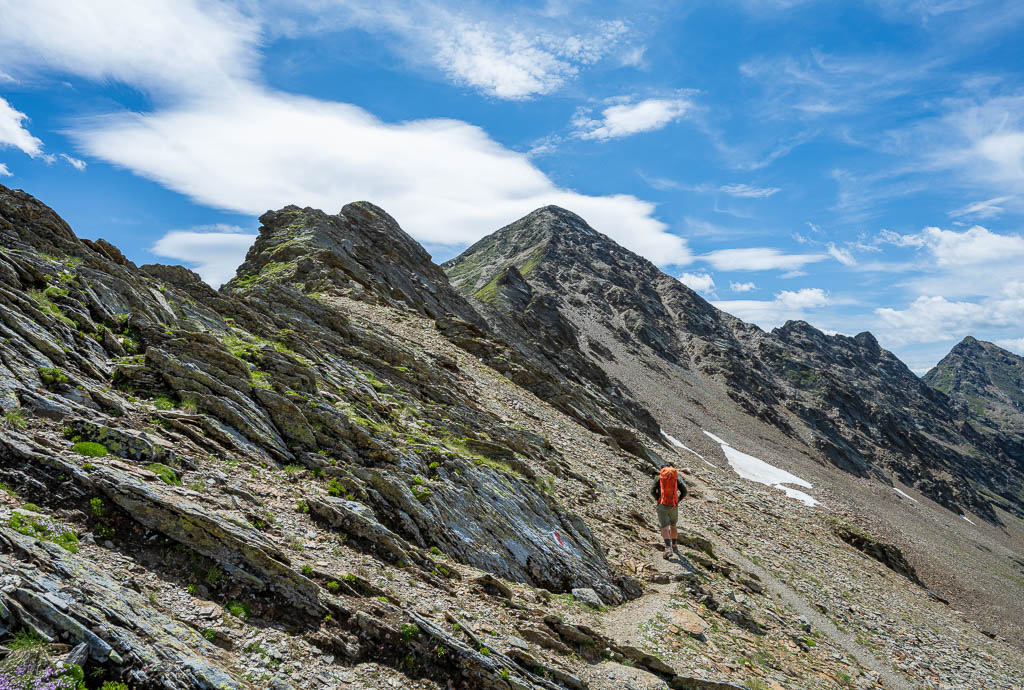 Der Anstieg zum Großen Degenhorn beginnt auf dem felsigen Bergpfad.