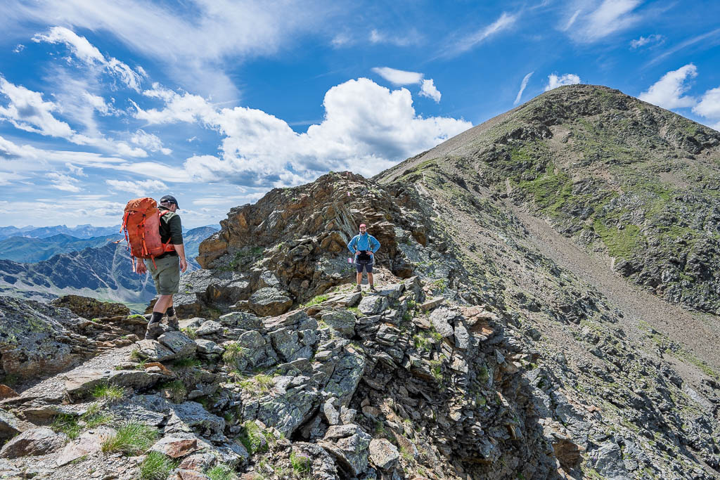 Felsiger Wanderweg oberhalb des Degenhornsees auf dem Weg zum Gipfel.