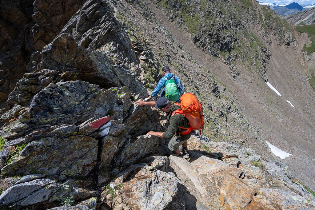 Anspruchsvollere Kletterpassage über Felsen kurz unterhalb des Gipfels.
