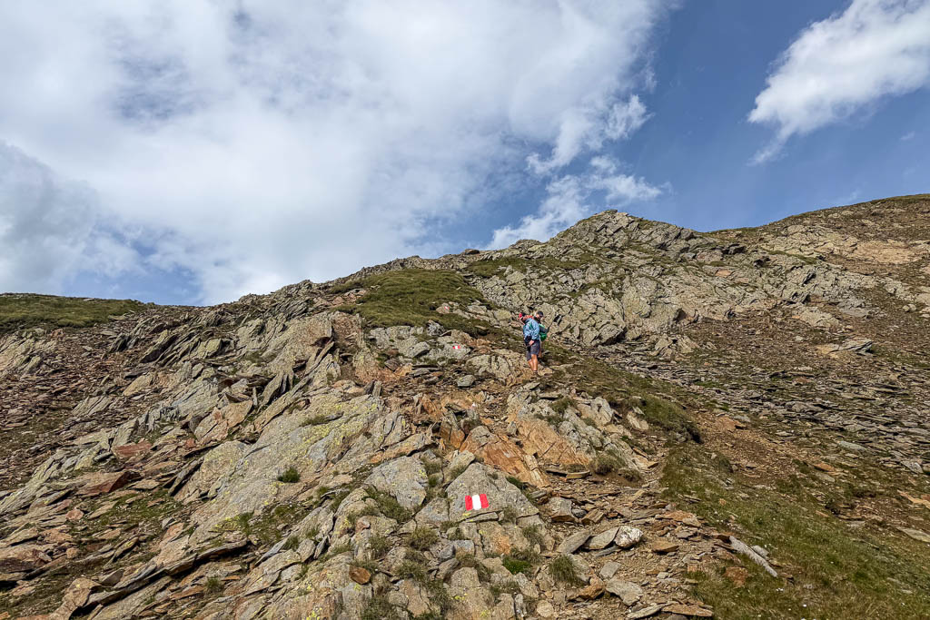 Abstieg über grobe Felsen und Schotter vom Großen Degenhorn.