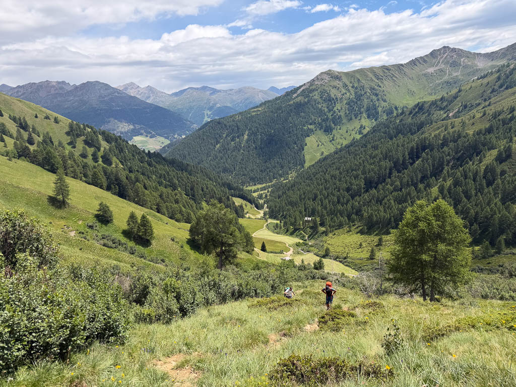 Blick über die grünen Hänge und das weitläufige Alfental