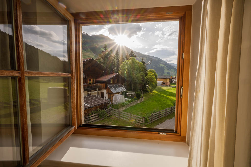 Blick aus dem Fenster des AVS-Bergheims in Innervillgraten auf die Berge im Morgenlicht