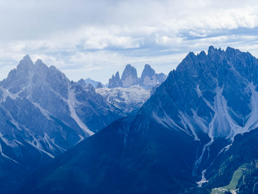 Die markanten, zerklüfteten Gipfel der Drei Zinnen in den Dolomiten