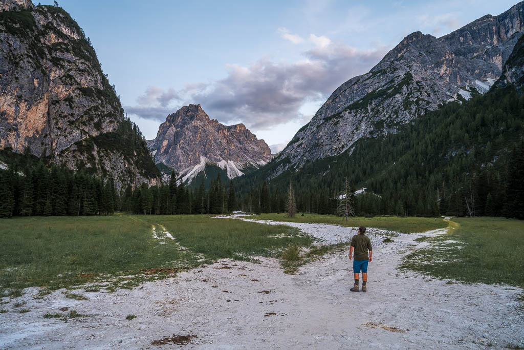 Blick durch das Tal auf die markanten Felswände der Dolomiten bei der Dreischusterhütte
