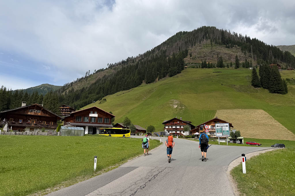 Wanderer auf einer Straße im Tal auf dem Weg nach Kalkstein