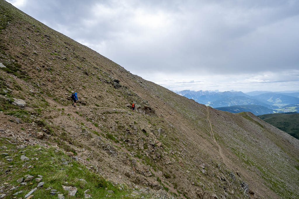 Zwei Wanderer auf einem Weg durch das alpine Gelände in Richtung Bonnerhütte