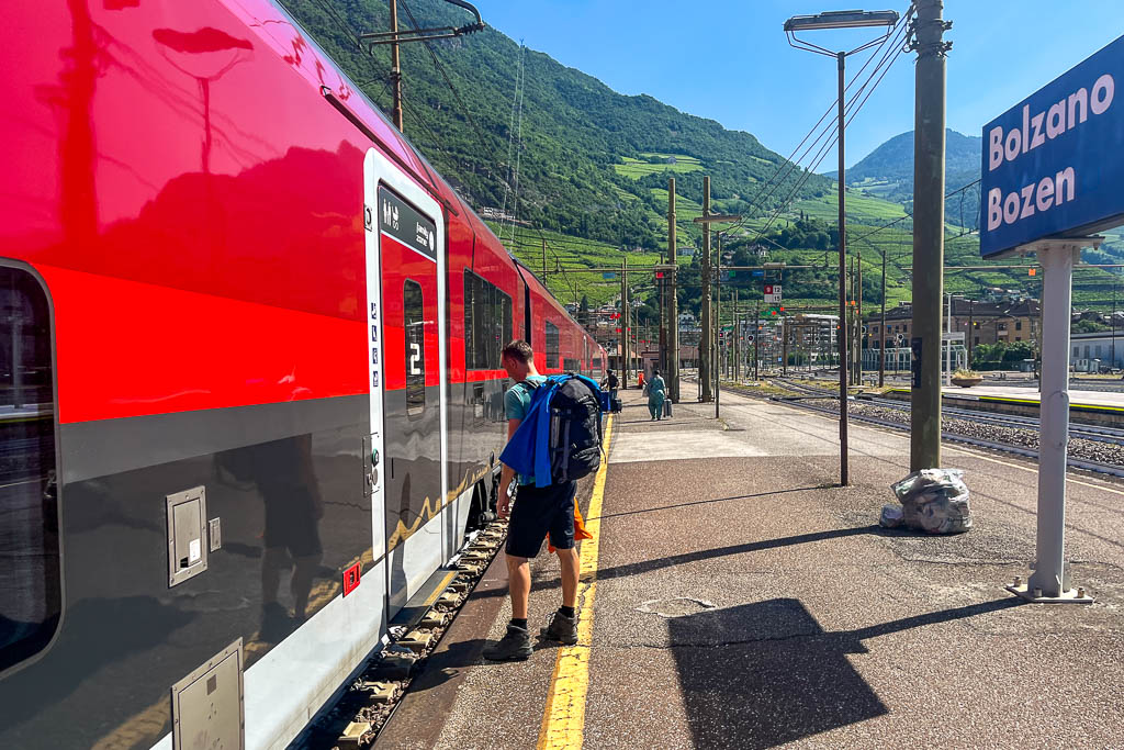 Wanderer am Bahnhof von Bozen