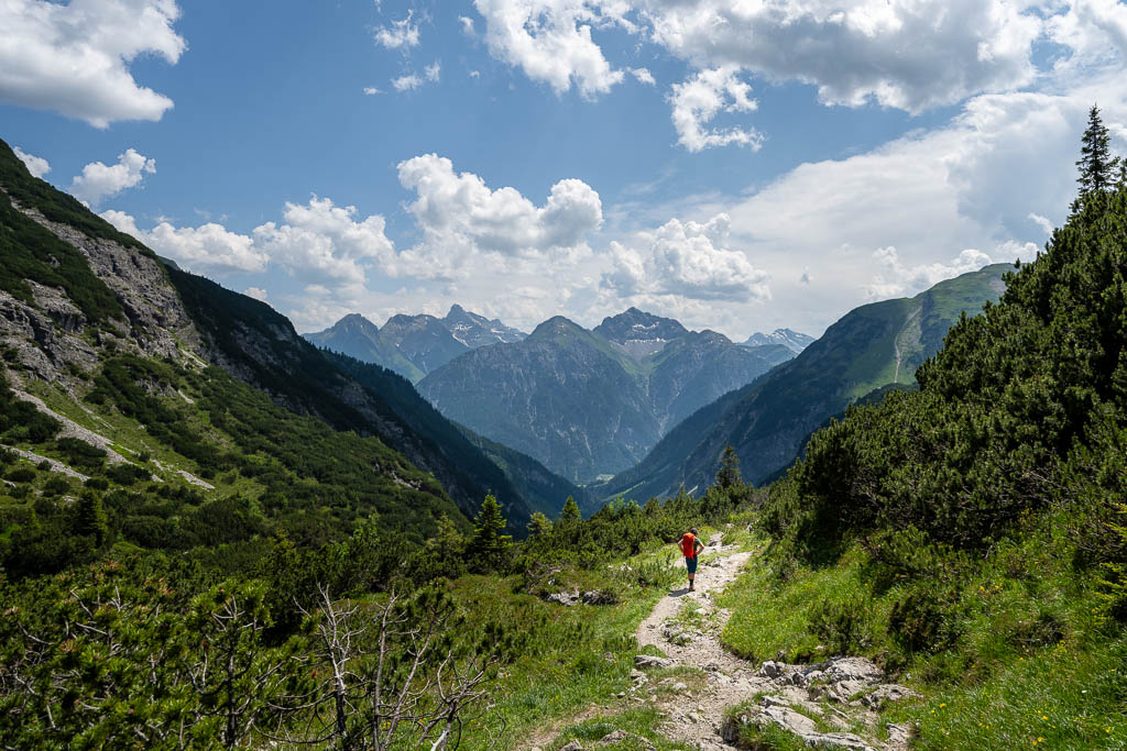 Abstieg nach Holzgau auf dem E5-Wanderweg